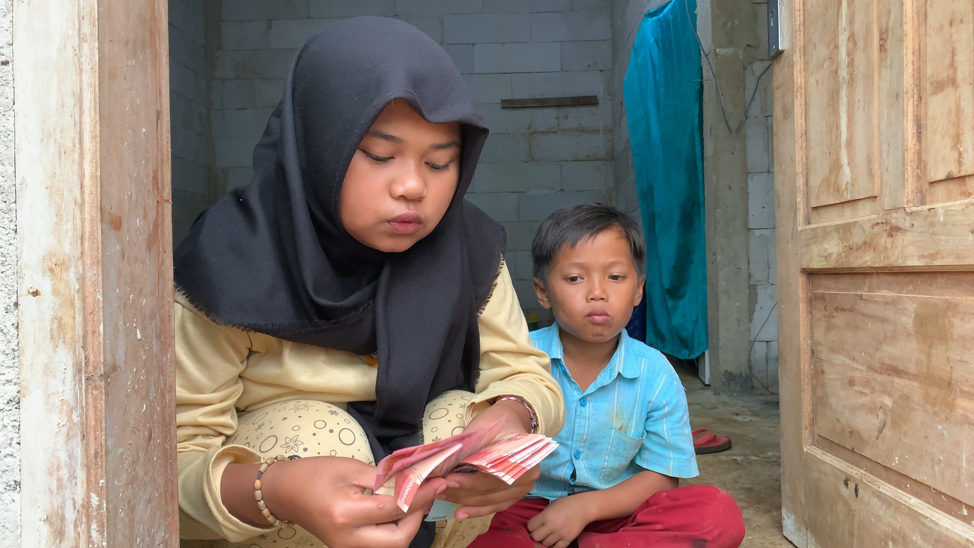 berbagi senyuman dengan yatim dan piatu di kampung sunda garut